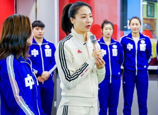 张常宁|中国女排退役功勋出镜拜年,33岁肤白貌美气质佳,被老公紧搂肩膀