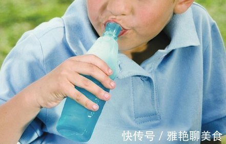 果汁|常见的几种饮料不适合小孩子喝，果汁也上榜？多数娃偏爱后一种