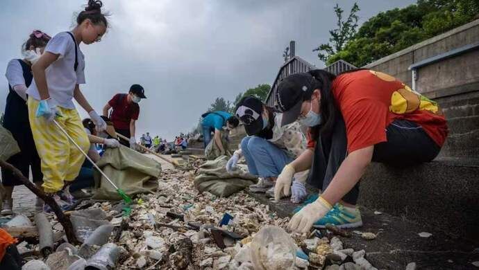 志愿者们|出门旅游带上垃圾袋、夹子和手套清理垃圾？这群环保志愿者远不止做了这些