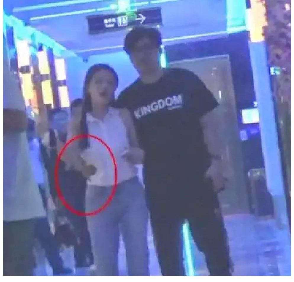 他們因?yàn)榫C藝節(jié)目而紅，也因?yàn)榫C藝節(jié)目而沒(méi)落，有人翻車撒謊離婚