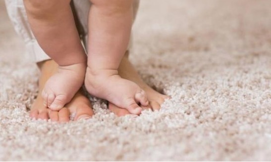 宝宝|宝宝1岁内,父母在这3方面勤快,对宝宝发育特不好得引起重视