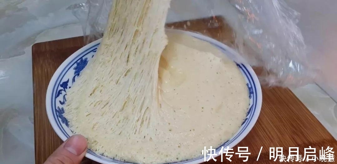 2个鸡蛋,1袋牛奶,不用一滴水,比油条面包还好吃,放凉都不会硬