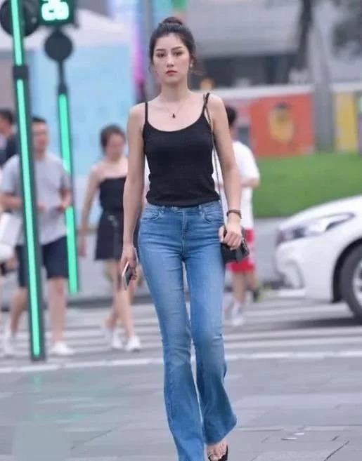 街拍:身材苗条的小姐姐,黑色背心配牛仔裤,时尚气质十足