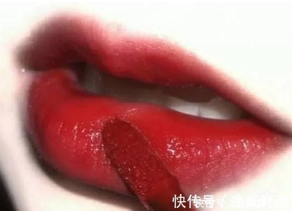 口红 口红怎样涂才好看?大多人都搞错了,难怪唇色会悄悄的变深!
