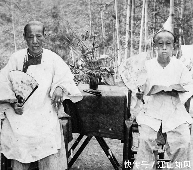 长衫|晚清书生老照片面容憔悴瘦弱,穿长衫文质彬彬!