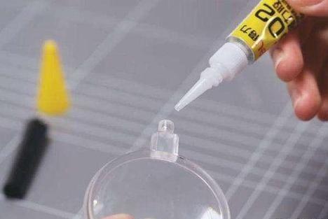 手上粘着502胶水,不用担心,用一个小东西擦一擦,立马干净