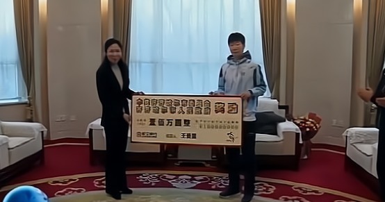 孙颖莎|村里的骄傲!王曼昱被市级领导接见,奖励100万父母不用摆摊了