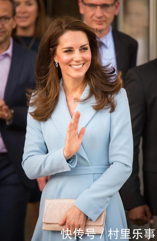 凯特王妃“正装”不一般天蓝色连衣裙气质优雅,还十分高级呢