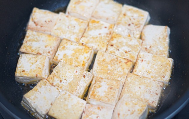 豆腐别直接煎,大厨教我2招,豆腐不粘锅不掉皮,外酥里嫩,真香