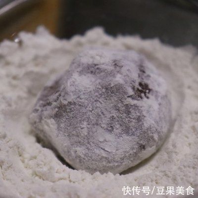 家常菜|#巨下饭的家常菜#巧克力冰皮月饼：乳香四溢的奶黄馅儿