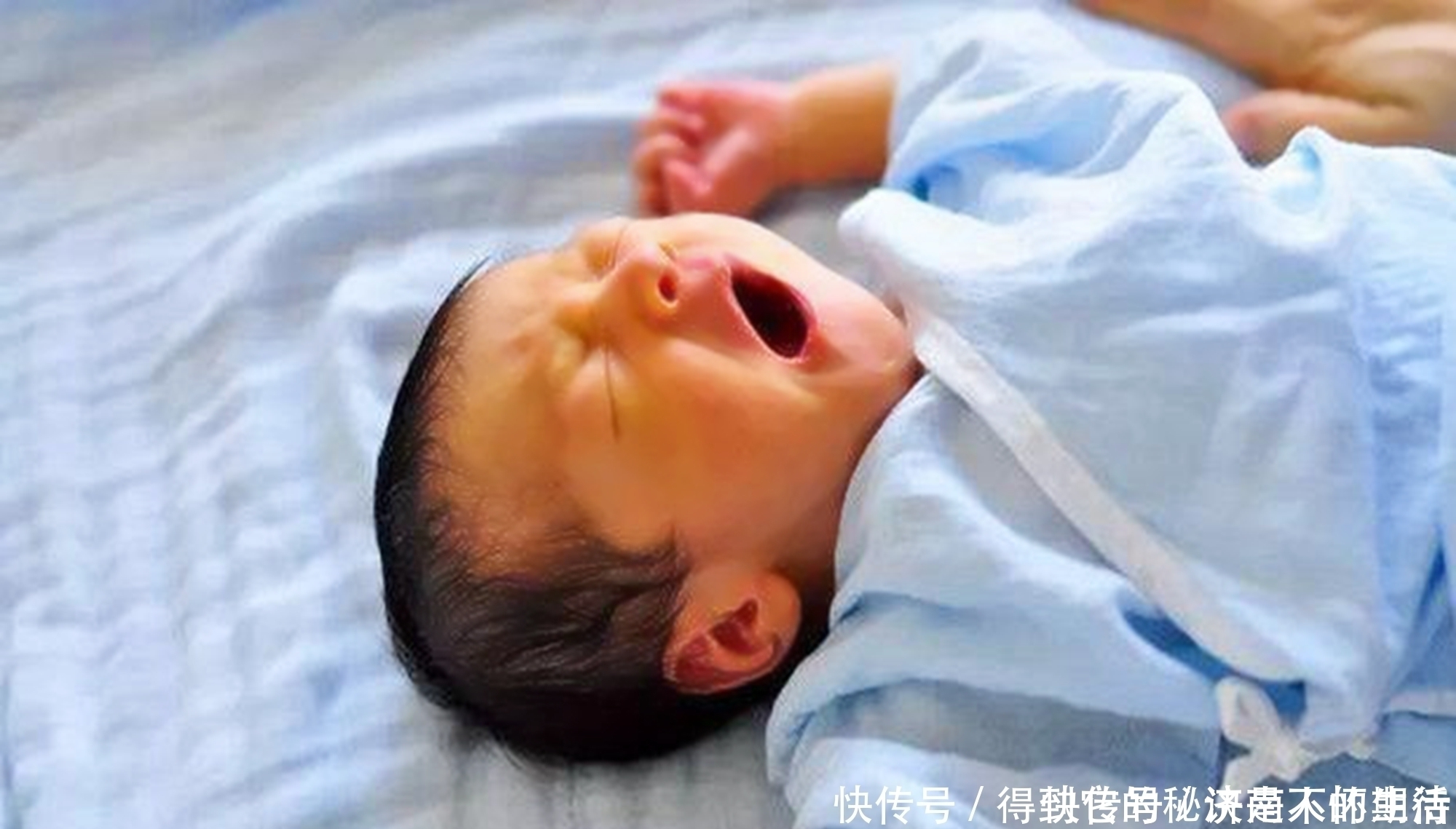 新生儿|为什么“举手投降”睡姿成为新生儿专宠？5点因素宝妈要提前知道