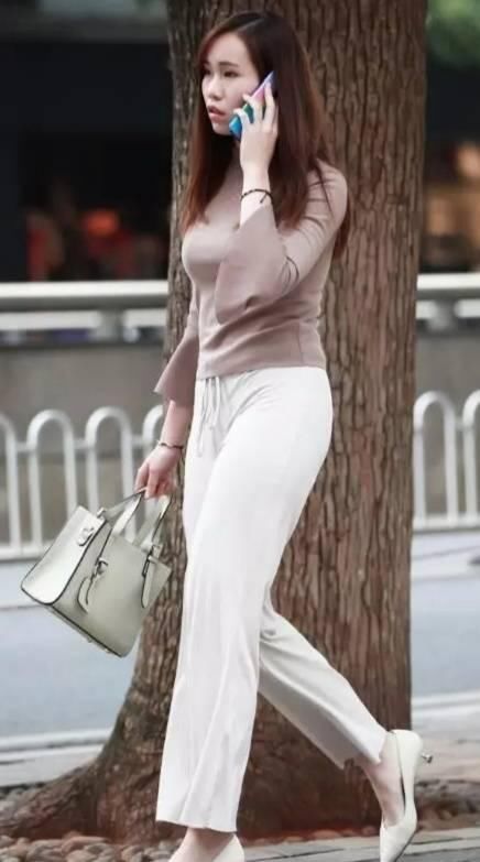 时尚|街拍美女小姐姐紧身毛衣搭配阔脚裤,贵气好看又很清新休闲