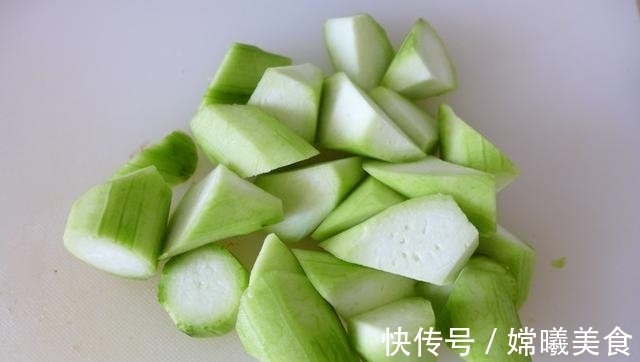 好吃|豆腐加这菜清香无比,再来点肉,好吃到上桌秒光!只长劲不长胖