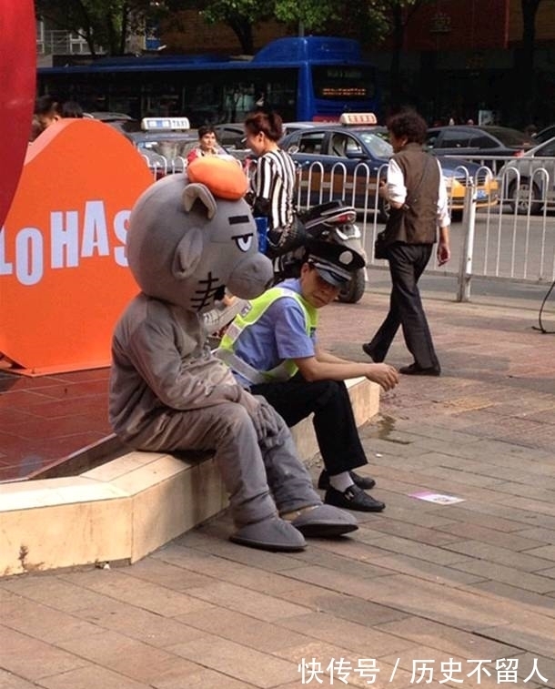 |搞笑图片幽默段子笑话：妹子，你胆子可真不小啊，别摔倒了呢