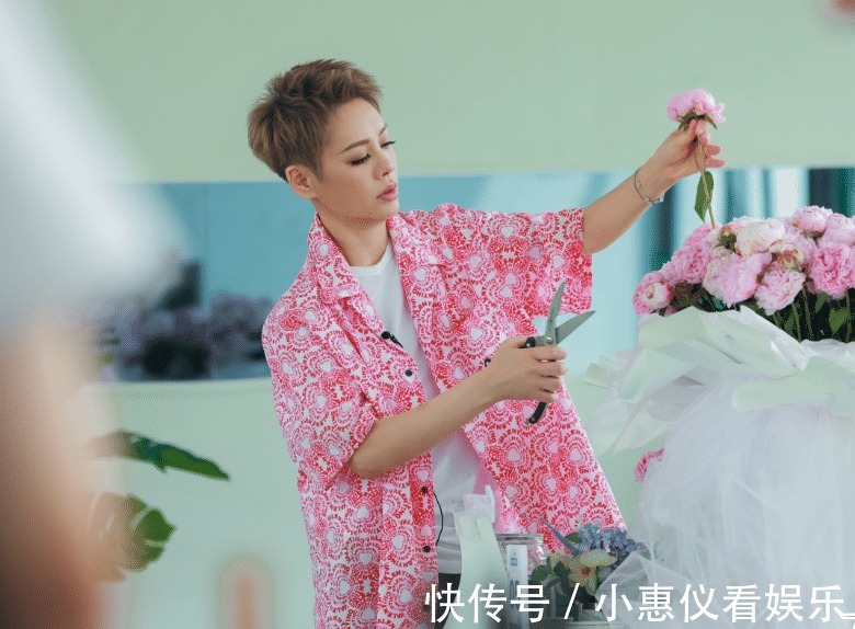 凤凰传奇|《中餐厅5》才播一期,宁静又一节目官宣,凤凰传奇担任嘉宾