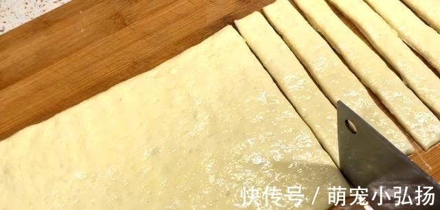 保鲜膜|1碗面粉，1个鸡蛋，就能在家做油条，不用泡打粉，比买的好吃百倍