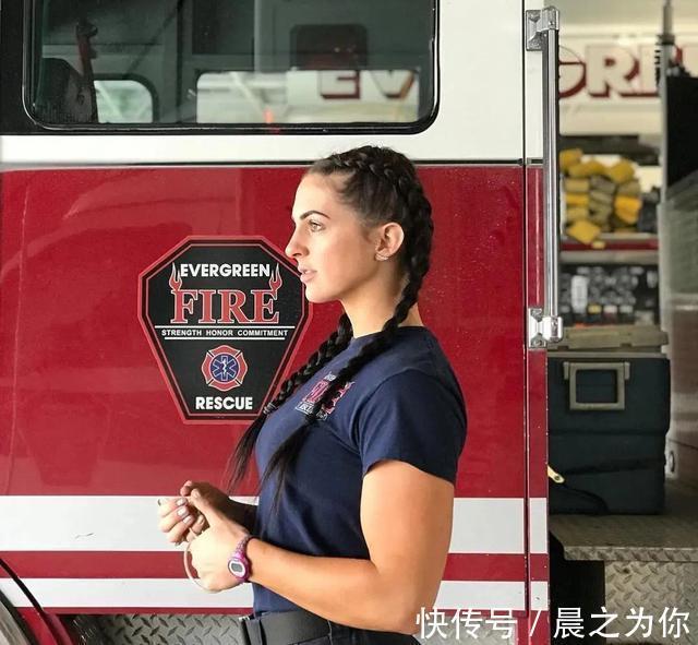 社交平台|美国女消防员晒健身照被举报,惨遭开除,难道是嫉妒身材太好?
