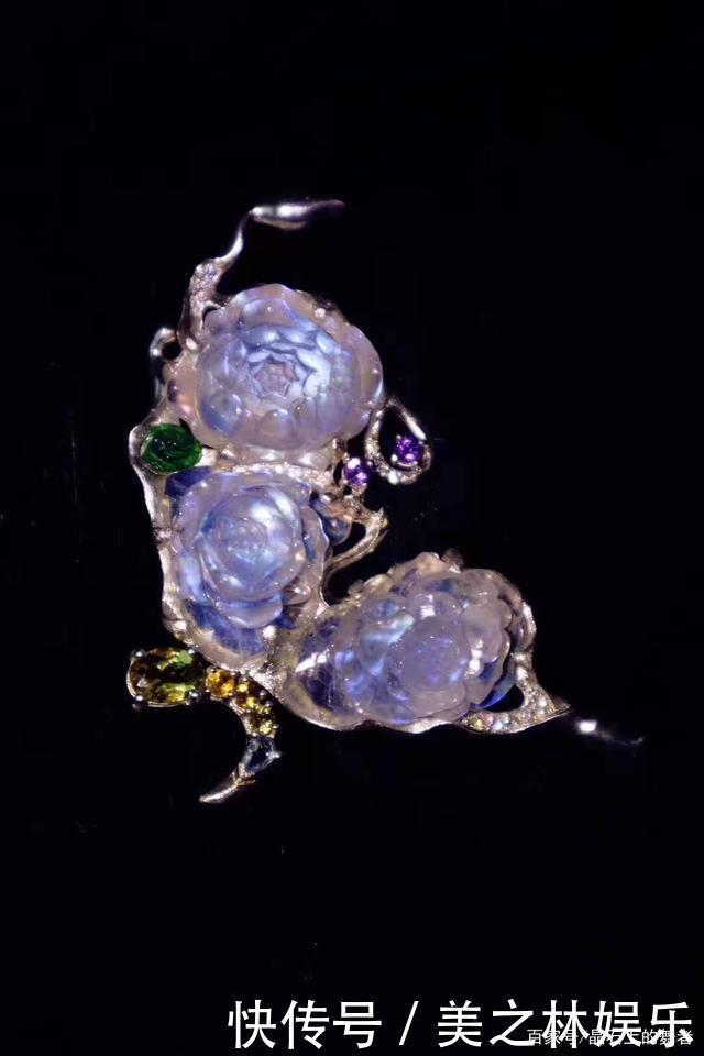 秋冬一款胸针胜过10件大牌珠宝,get胸针的佩戴方式!