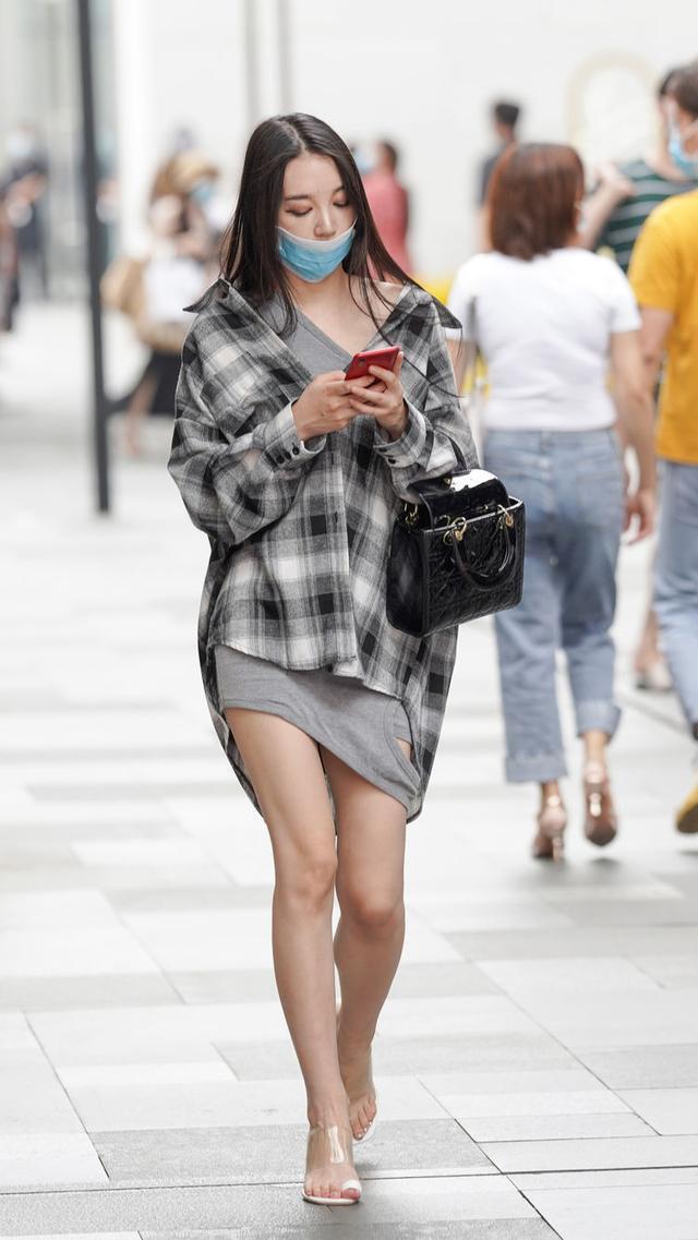 一件灰色格纹长款衬衫前短后长,透着满满的休闲味道