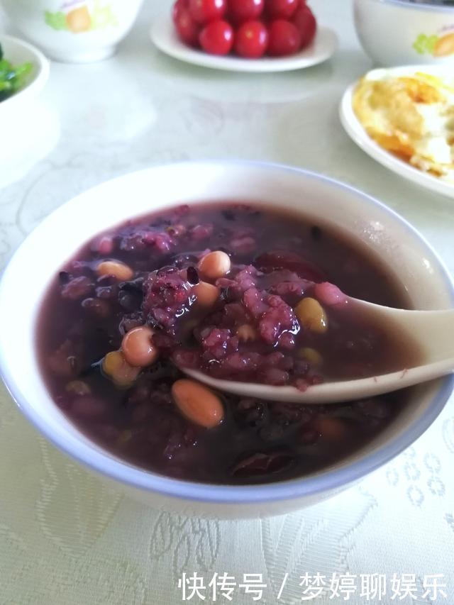 不用|国家允许摆地摊,流动商贩再也不用提心吊胆了,亲友劝我去卖早餐