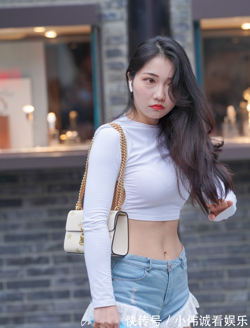 时髦|初秋时髦穿搭,“露背衣”配短裤,既“有心机”又舒适!