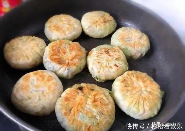 芹菜|酥脆焦黄的黄金元宝馅饼,美味的早餐美食,一碗胡辣汤,人间美味