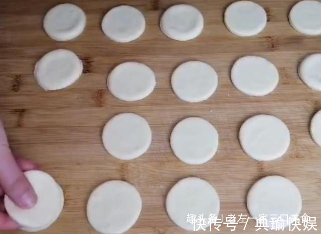 早餐别再出去买了，面粉里打1个鸡蛋，筷子搅一搅，2分钟就能吃