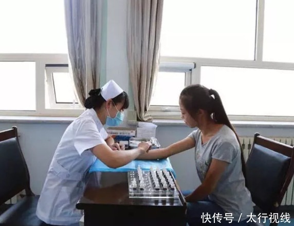 过敏反应|晒了一会日光浴，英国女子突发过敏反应，脸肿成原来两倍大