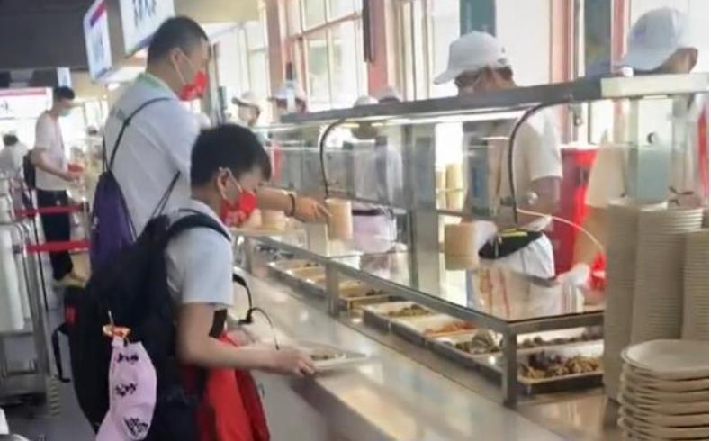 天真可爱！全红婵逛遍食堂吃起“自助”，连吃带拿场面相当有趣