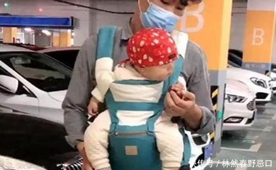 宝宝|一家三口逛商场,回家后发现宝宝手中“有礼物”,妈妈有大便宜