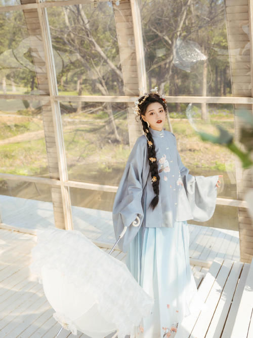 最近流行一种“初恋风”汉服，温柔又清新，直男看了也心动