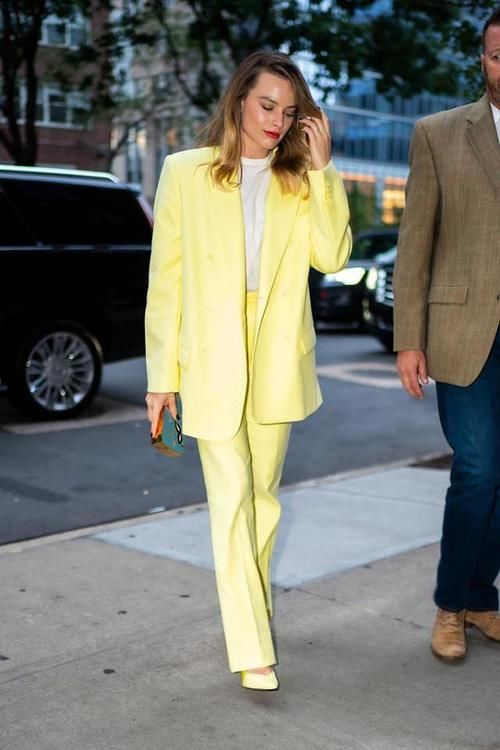  时尚|2021年的流行色来了，这几种高级的颜色，时尚显白还吸睛