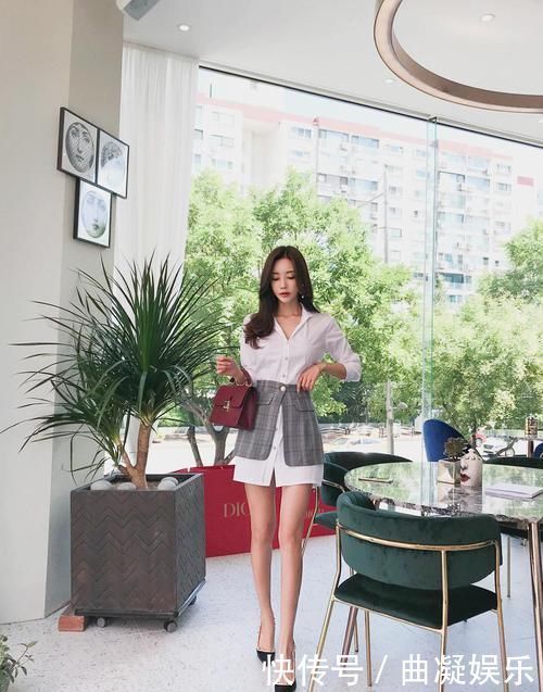 白色衬衫裙搭配肉色丝袜,展现职场女性成熟性感的魅力