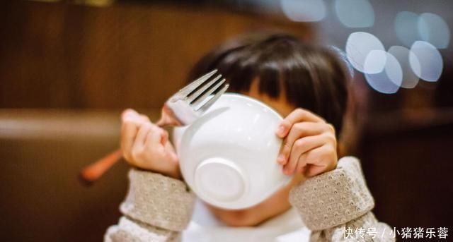 踩雷|医生揭秘孩子爱边吃边玩,2大原因导致,家长要避免踩雷区