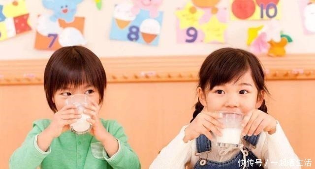 妹妹|双胞胎姐妹，姐姐每天喝牛奶，妹妹喝豆浆，一年后差距一目了然！