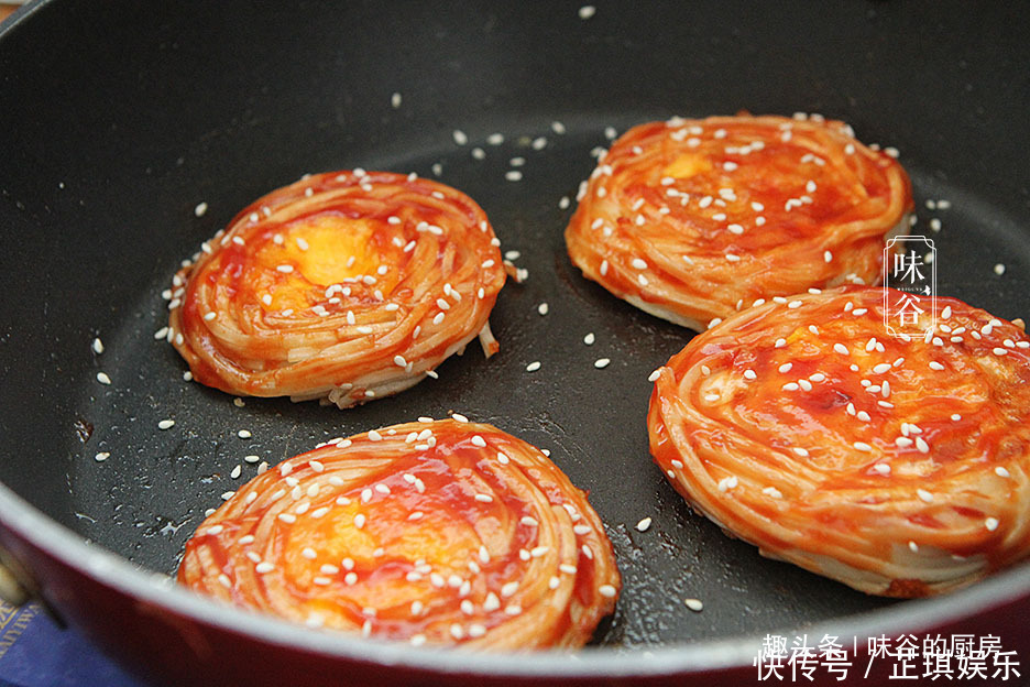 早餐面条的新做法，做成早餐饼，孩子连吃好几个，10分钟就搞定