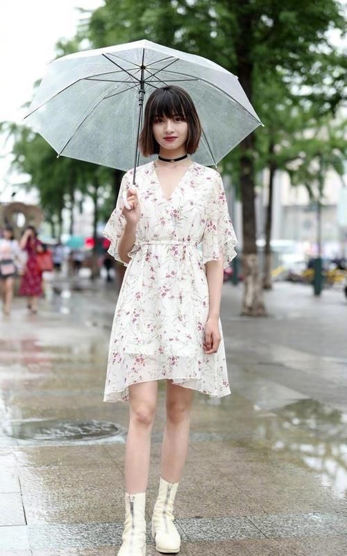 街拍邻家1号小姐姐,休闲装扮凸显气质,迷人