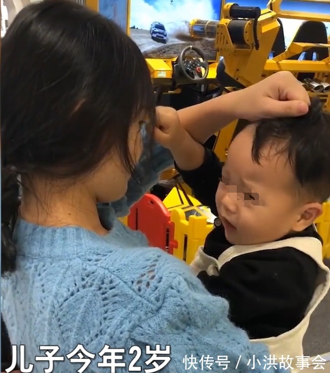 对打|都没长大2岁萌娃调皮打妈妈,90后宝妈竟和儿子对打,哭笑不得