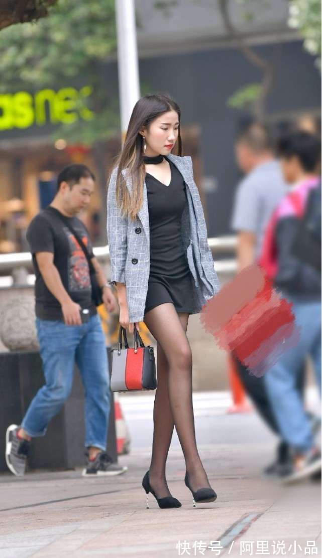穿搭 连衣裙加黑丝高跟的组合,是一种最迷人的穿搭,散发无与伦比的美