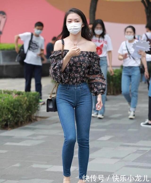 穿着 搭配一字肩上衣的紧身牛仔裤,为您解腻,轻松赚足回头率