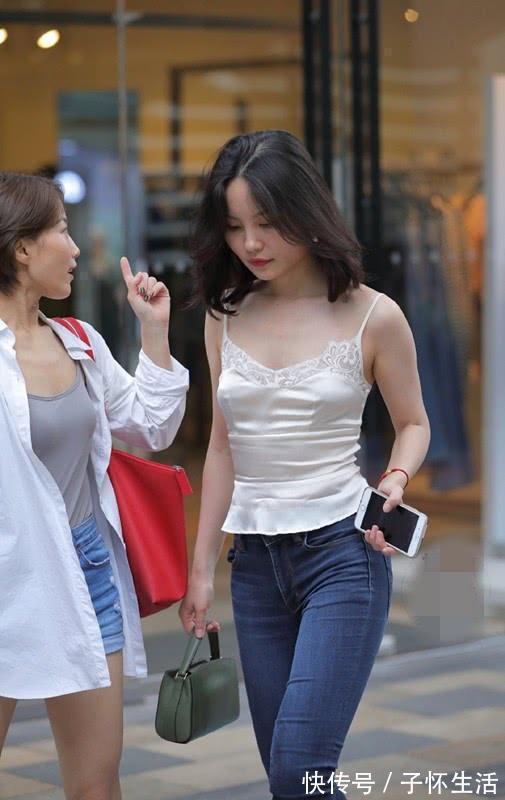 高跟鞋|街拍时尚大气的美女,简洁的吊带背心搭配牛仔裤,显得十分修身立体