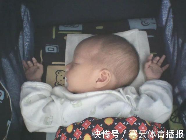 孩子|新生儿为什么偏爱“投降式睡姿”,需要纠正吗?很多家长做错了