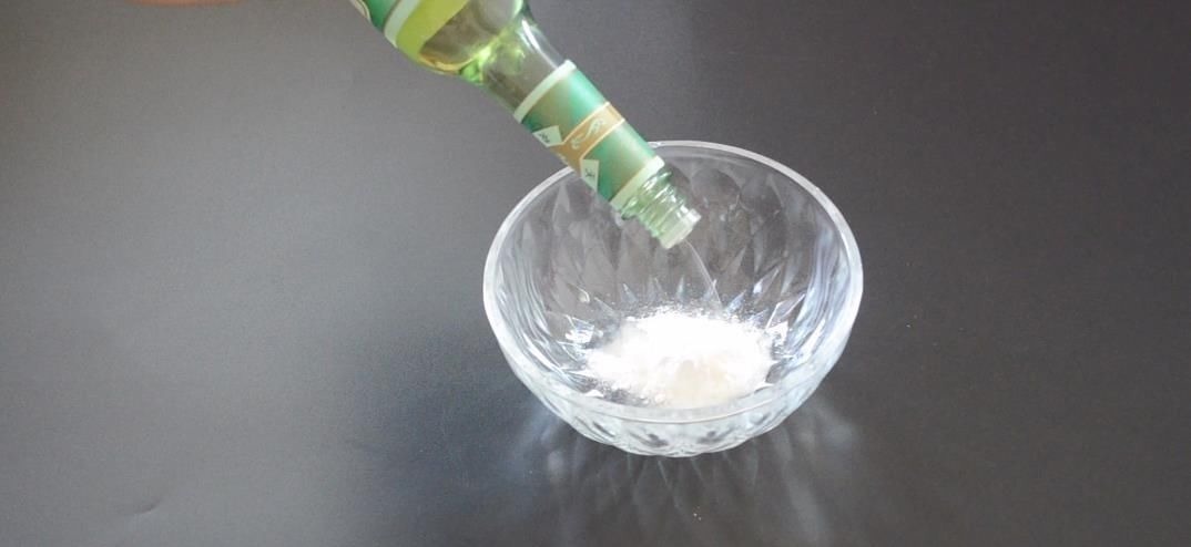 不管马桶多黄多脏, 只需倒一碗它进去, 马桶一冲立马变干净