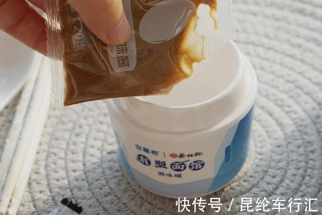 牛肉拉面|天冷最爱的懒人餐,1分钟就上桌,口感香滑筋道,好吃到爆