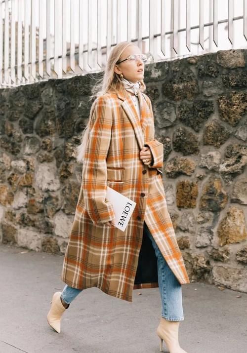 真正优雅精致的女人，穿大衣都不配小白鞋了，搭“裸靴”更合拍！