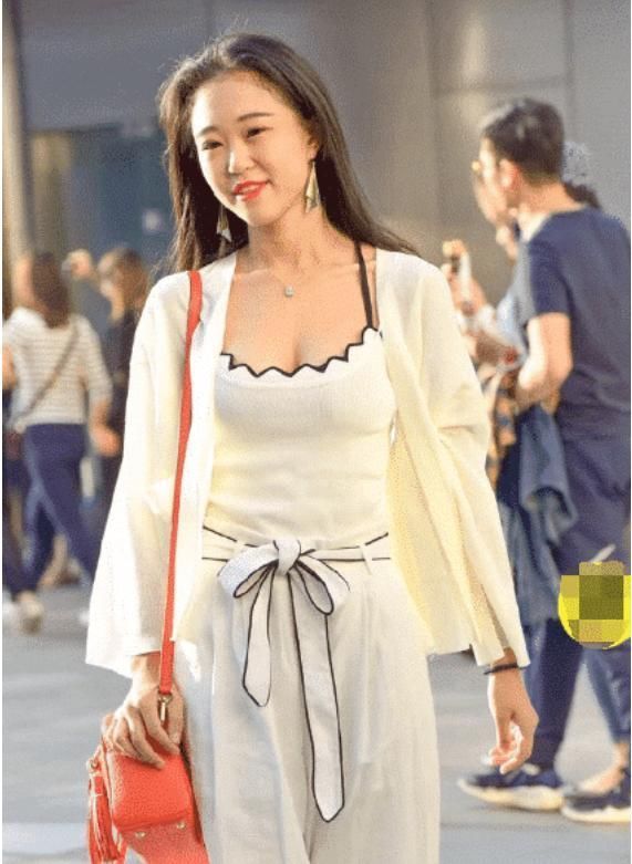 小姐姐一身职业套装亮相,吸引了众多男同事的目光