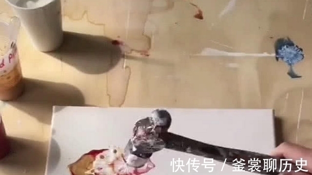 锤子$美术生玩性大开,用锤子敲颜料,一本正经的画出了一幅作品