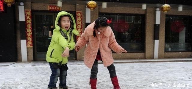 舅舅|舅舅第一次抱宝宝，宝宝的反应太出人意料，把全家人逗笑了