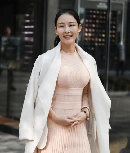 街拍身披白色大衣的霸气御姐,或许这就是韵味吧