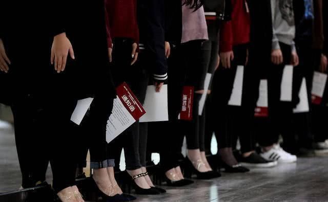 漂亮 人们只见到女性高跟鞋的漂亮,却看不见他们以便高跟鞋有多拼